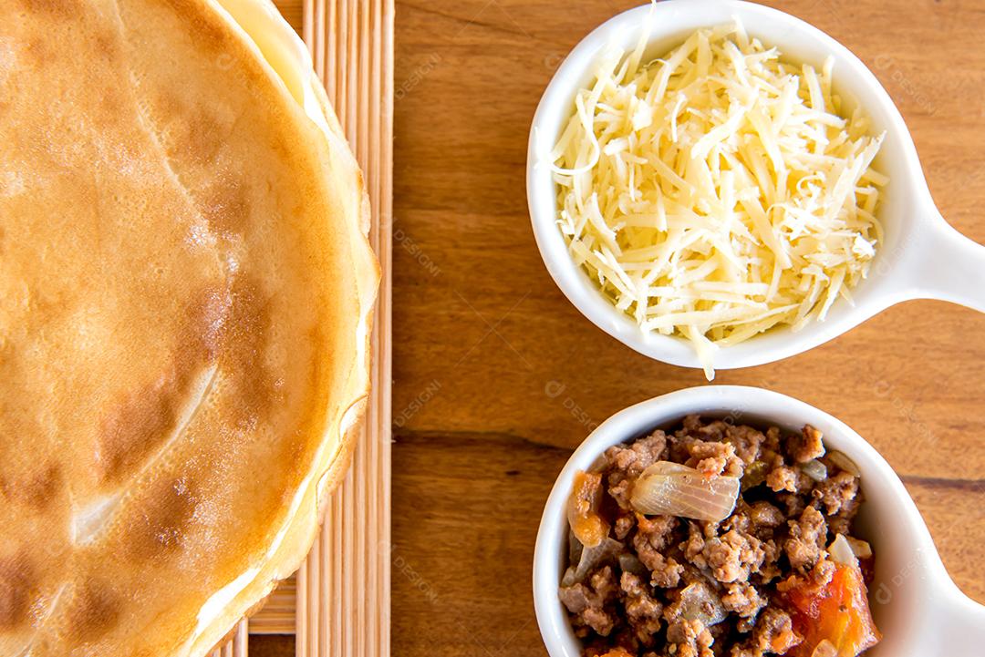 Panqueca de carne, panqueca típica brasileira, queijo e carne