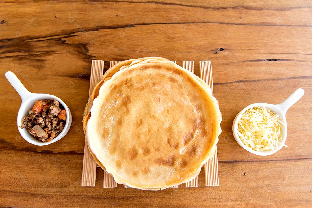 Panqueca de carne, panqueca típica brasileira, queijo e carne