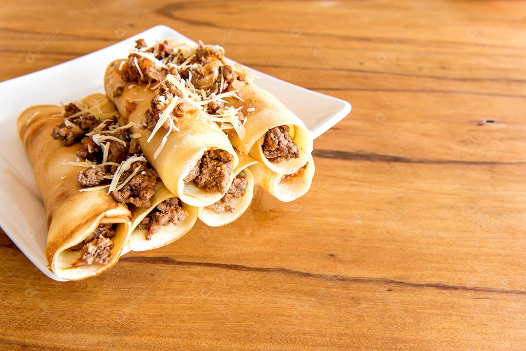 Panqueca de carne, panqueca típica brasileira, queijo e carne