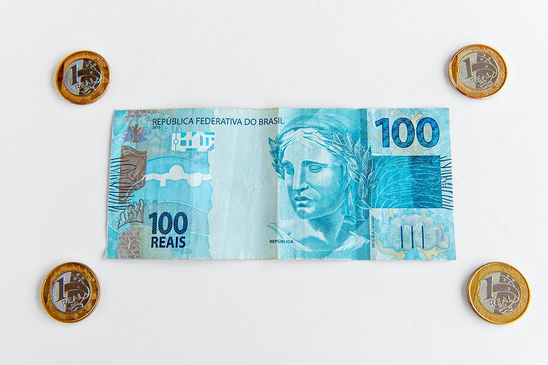 Moedas brasileiras e nota brasileira de 100 reais, dinheiro real brasileiro