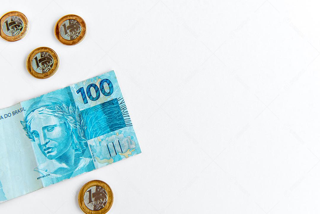 Moedas brasileiras e nota brasileira de 100 reais, dinheiro real brasileiro