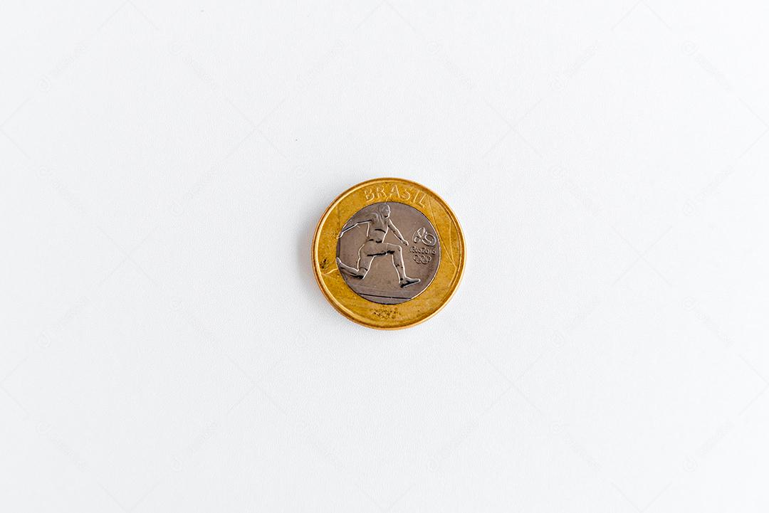 Moeda comemorativa brasileira, moeda real brasileira em backg branco