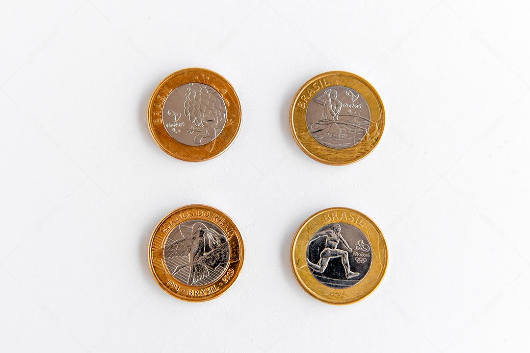 Moeda comemorativa brasileira, moeda real brasileira em backg branco
