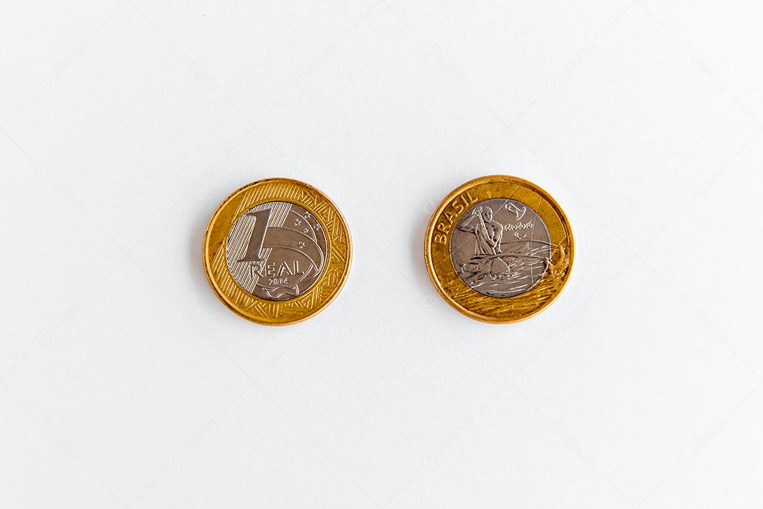 Moeda comemorativa brasileira, moeda real brasileira em backg branco