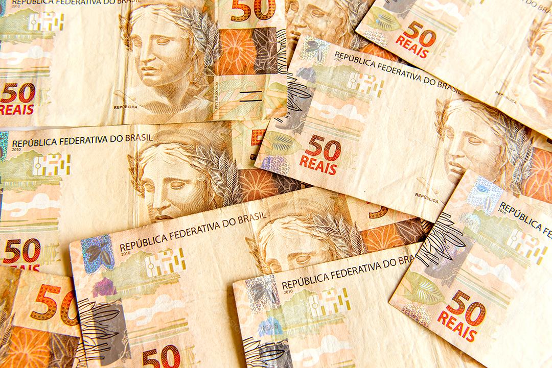 Fundo de textura de dinheiro brasileiro, notas brasileiras de 50 reais.