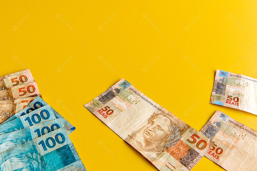 Dinheiro brasileiro, notas brasileiras de 50 reais e brasileiras de 100 reais