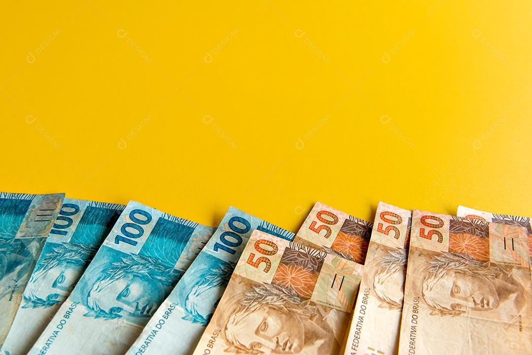 Dinheiro brasileiro, notas brasileiras de 50 reais e brasileiras de 100 reais