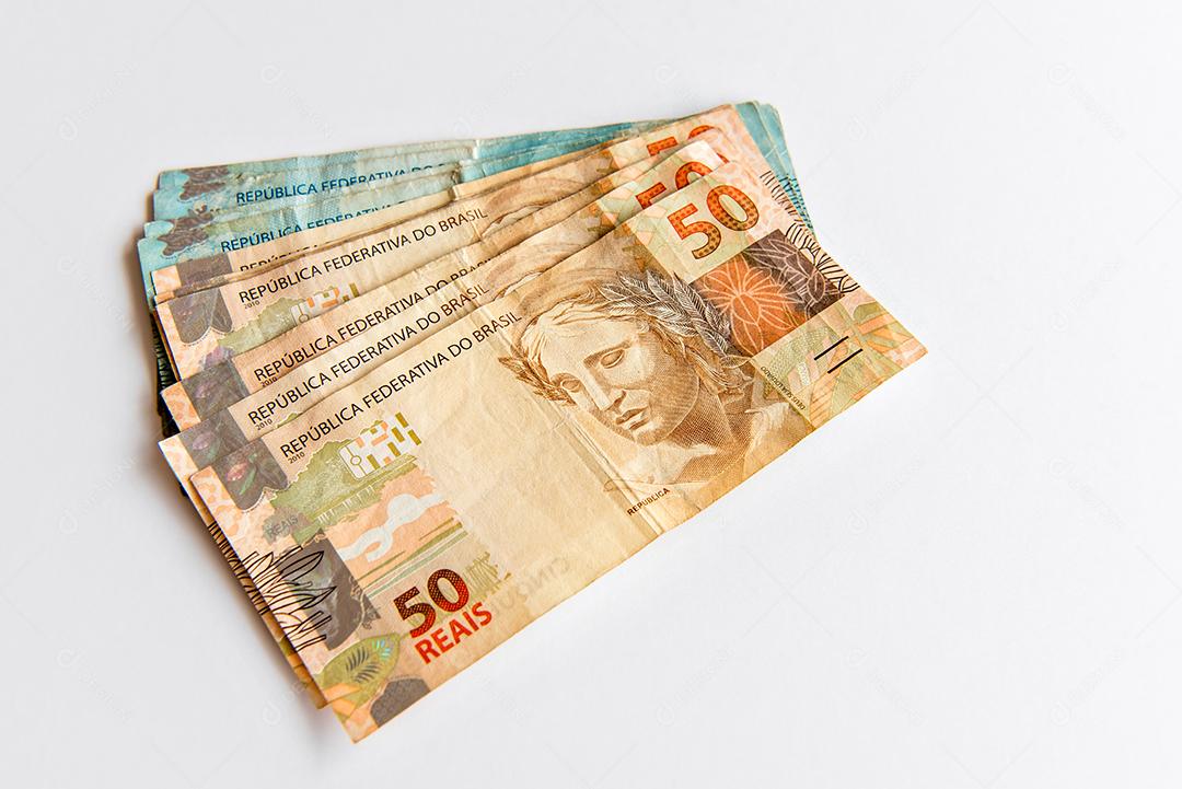 Notas de dinheiro real brasileiro em fundo branco, 50 reais e 100