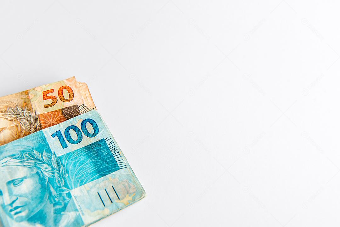 Notas de dinheiro real brasileiro em fundo branco, 50 reais e 100