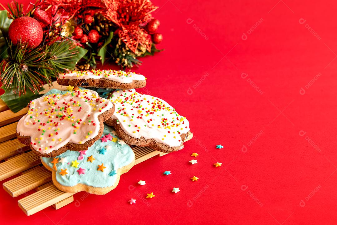 Biscoitos com decoração de natal.