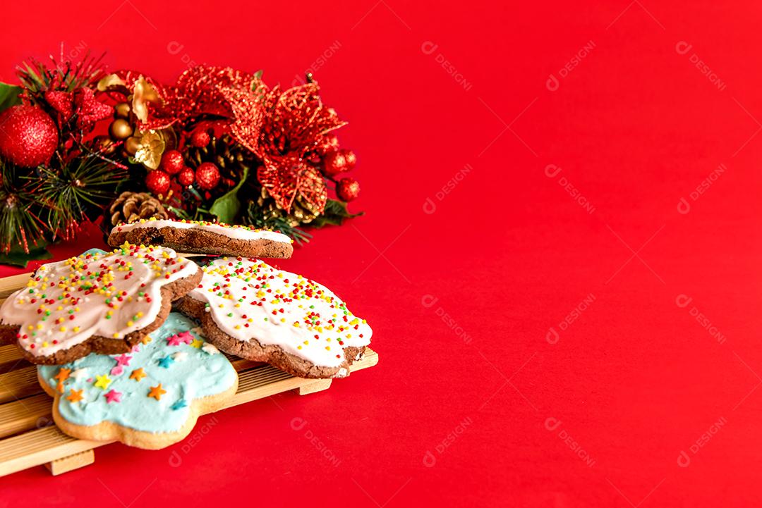 Biscoitos com decoração de natal.