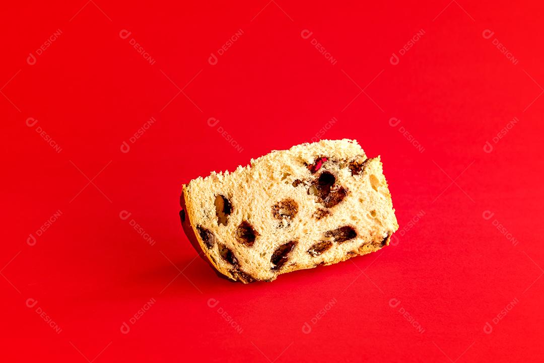 Panetone de chocolate em fundo vermelho. Sobremesa de Natal.