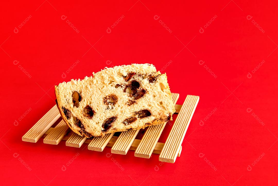 Panetone de chocolate em fundo vermelho. Sobremesa de Natal.