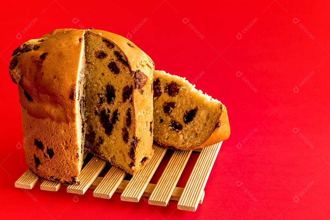 Panetone de chocolate em fundo vermelho. Sobremesa de Natal.