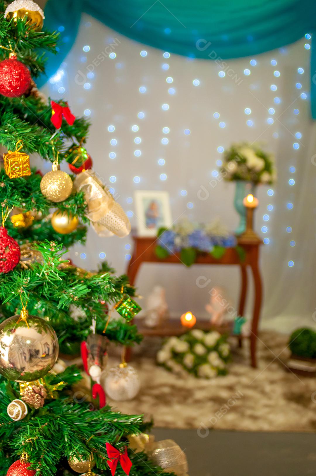 Árvore de Natal decorada dentro de casa, detalhes de Natal
