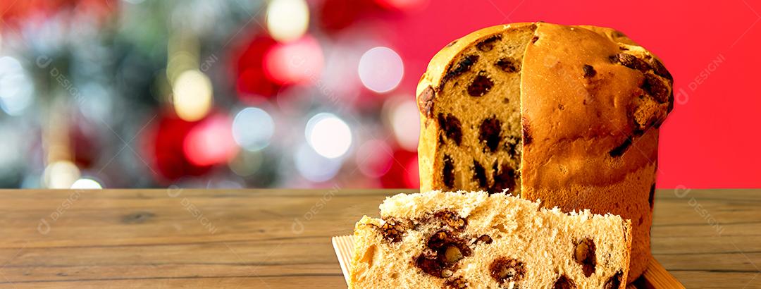 Panetone cortado no fundo de natal Sobremesa de natal