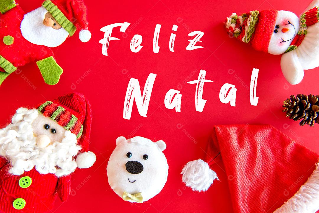 Bonecas de pano de Natal em fundo vermelho. Decoração de Natal.