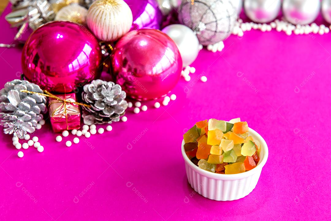 Frutas cristalizadas em uma mesa de Natal