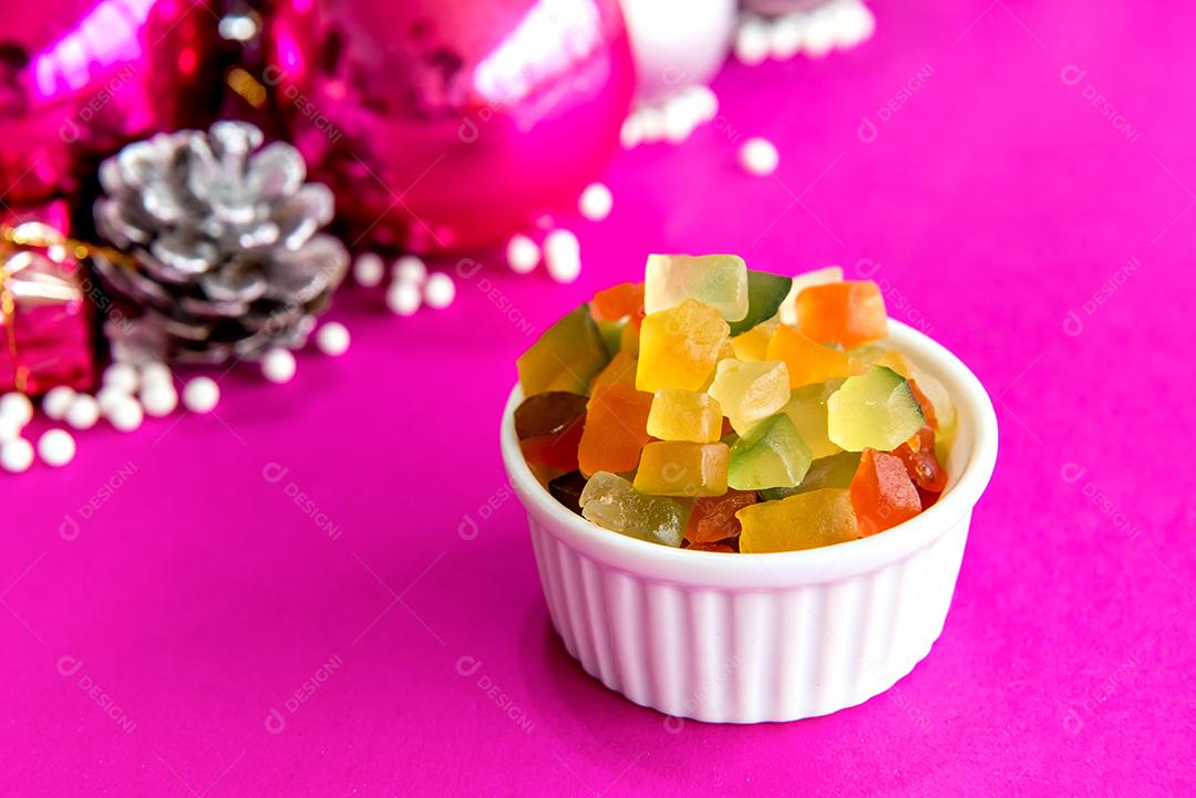 Frutas cristalizadas em uma mesa de Natal