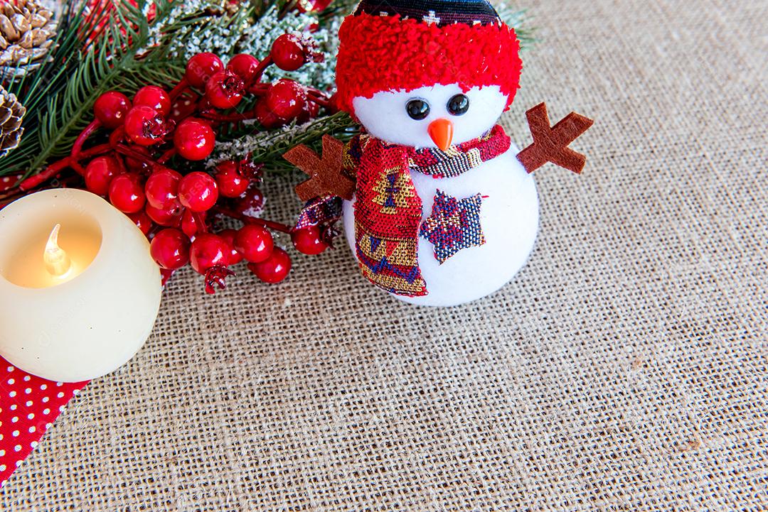 Velas em uma mesa de Natal com enfeites de Natal