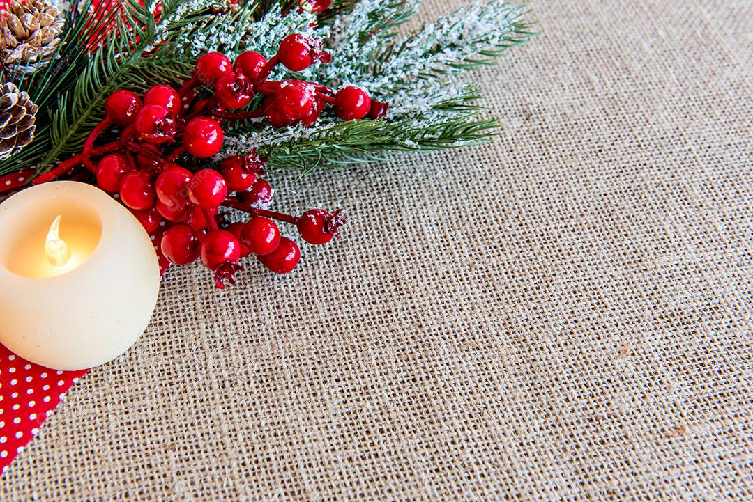 Velas em uma mesa de Natal com enfeites de Natal