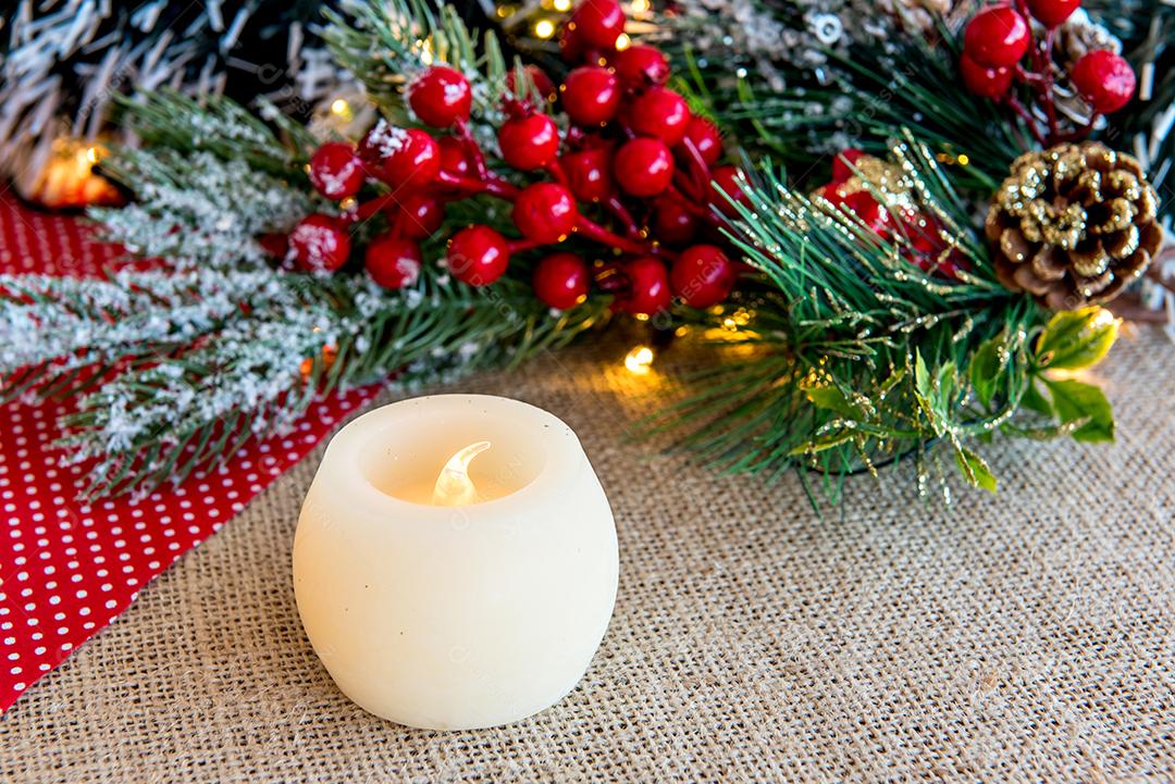 Velas em uma mesa de Natal com enfeites de Natal