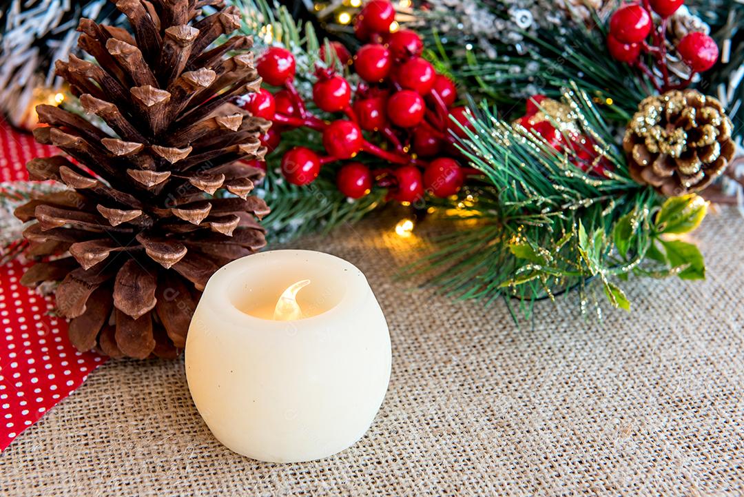 Velas em uma mesa de Natal com enfeites de Natal