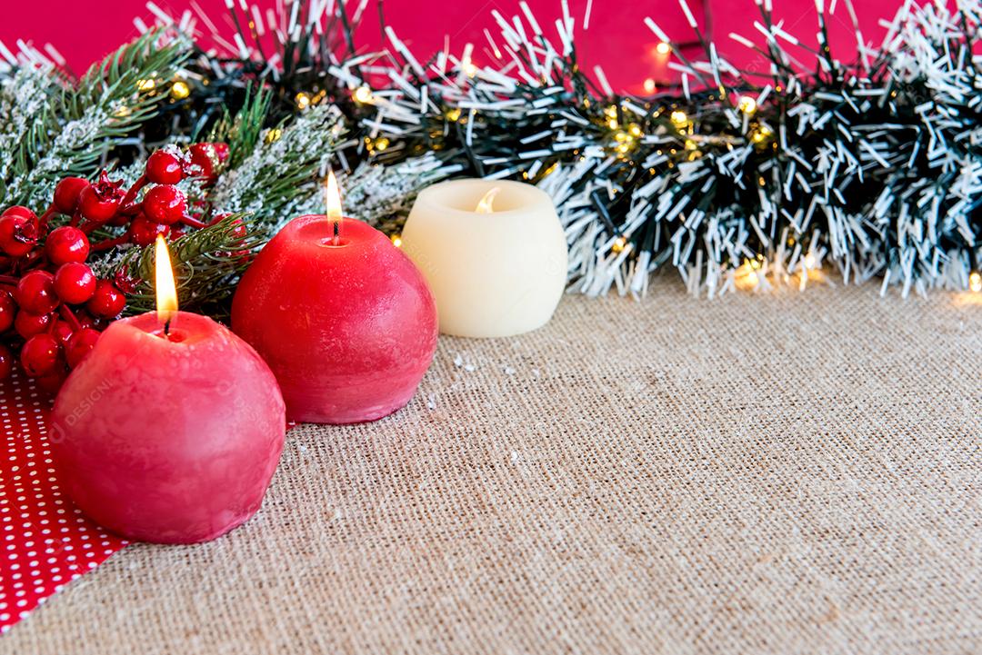 Velas em uma mesa de Natal com enfeites de Natal