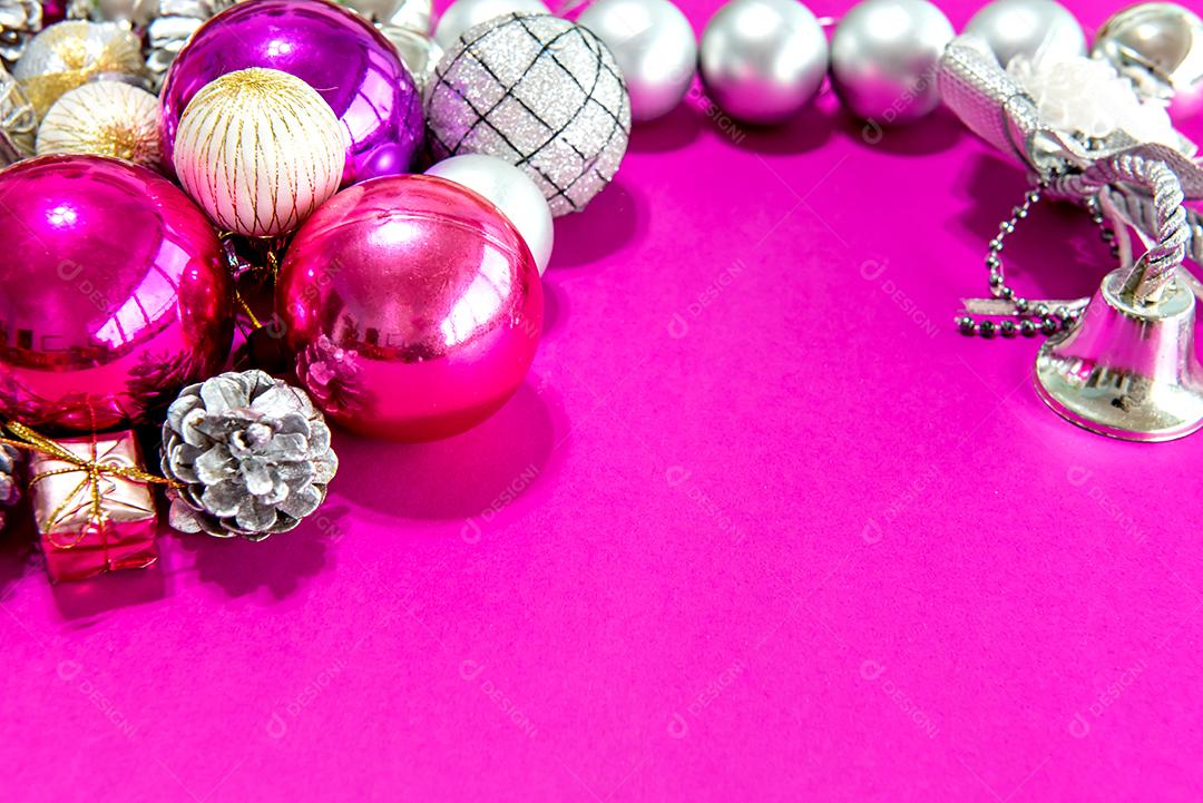 Bolas de natal e enfeites em um fundo rosa