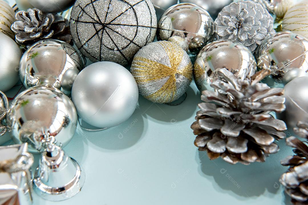 Bolas de natal e enfeites em um fundo azul