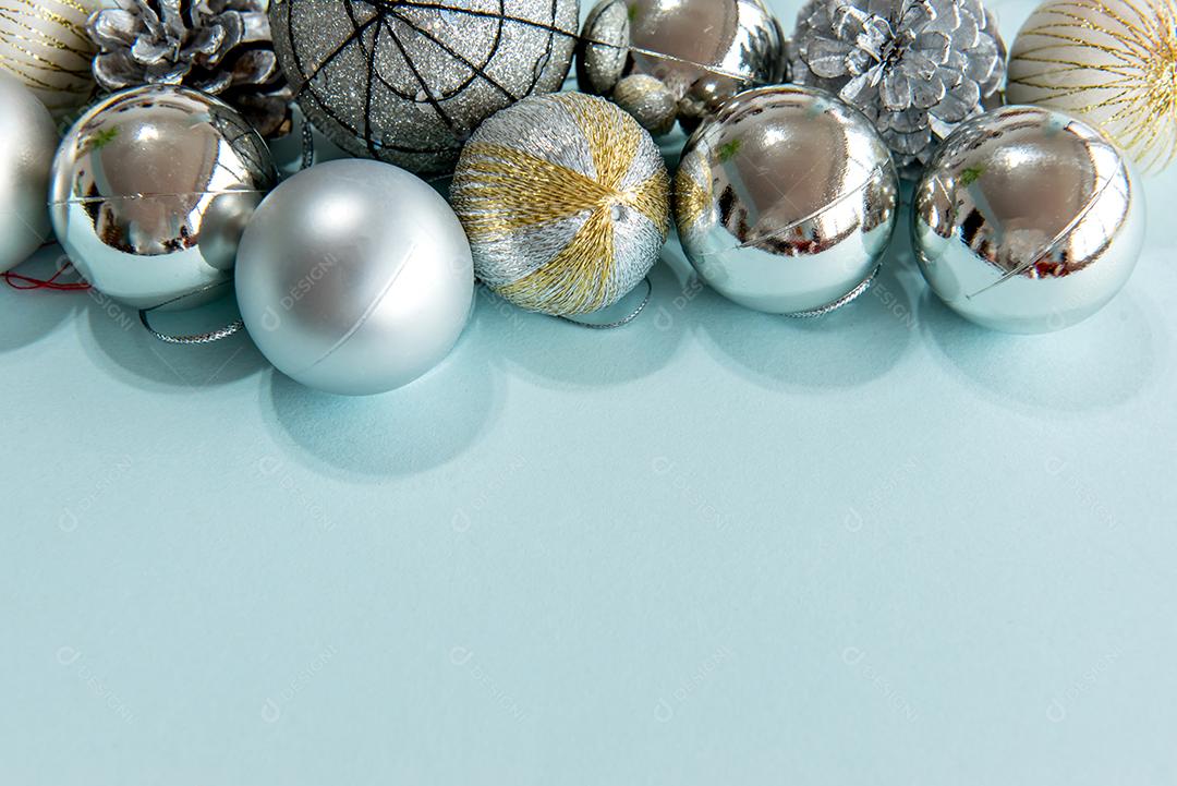 Bolas de natal e enfeites em um fundo azul