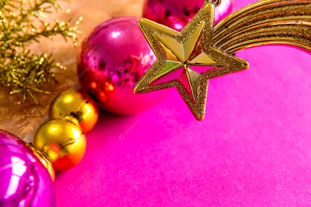 Bolas de natal e enfeites em um fundo rosa