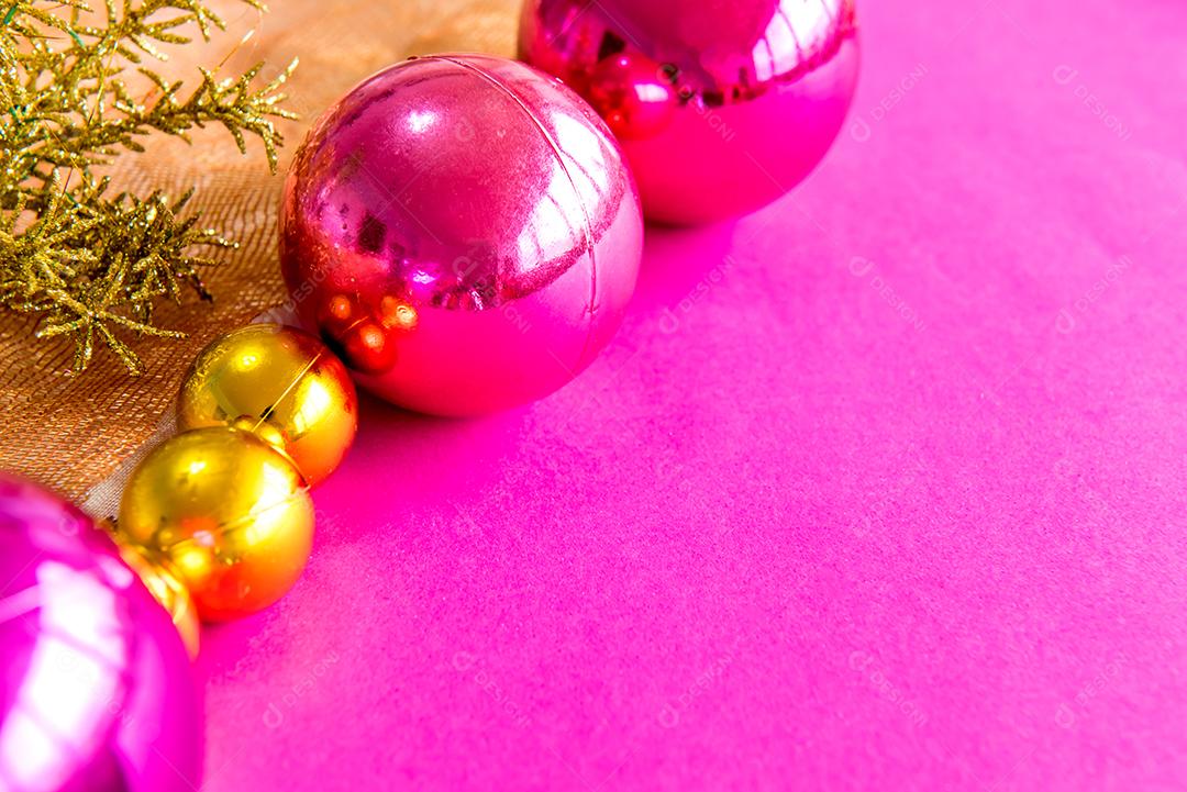 Bolas de natal e enfeites em um fundo rosa