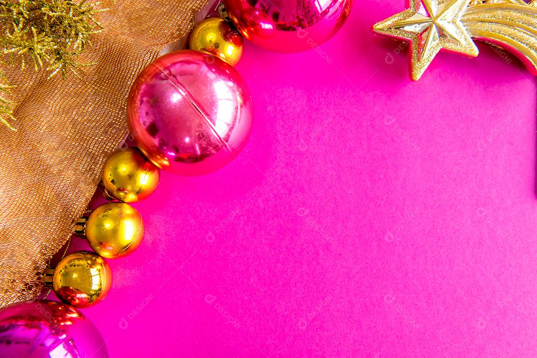 Bolas de natal e enfeites em um fundo rosa