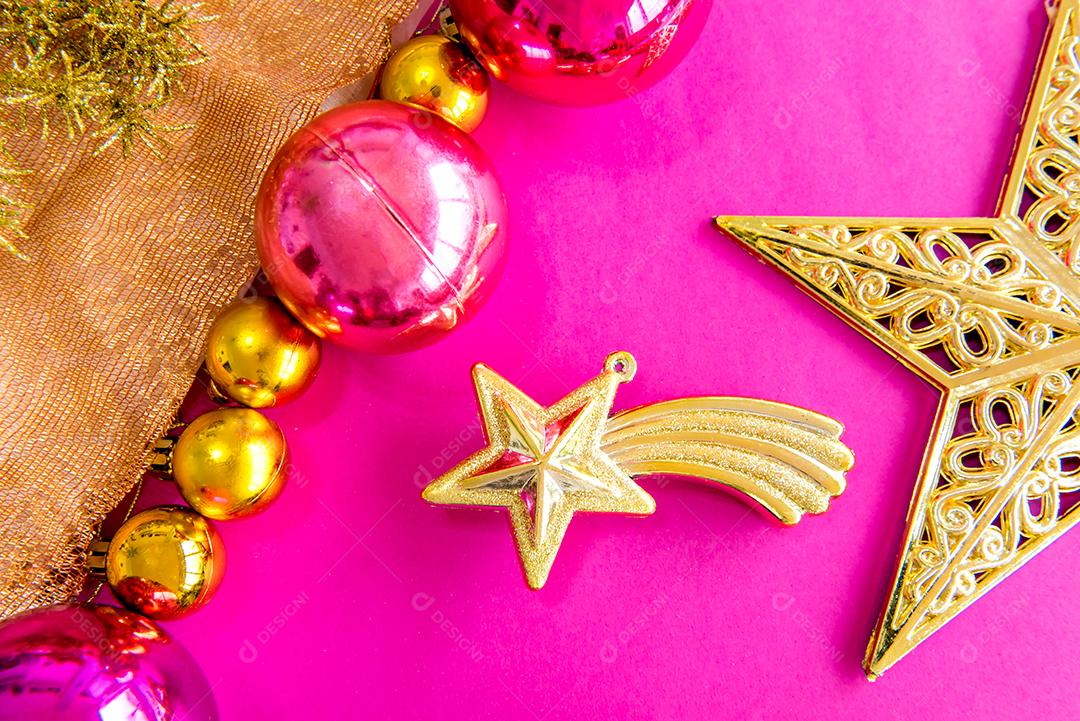 Bolas de natal e enfeites em um fundo rosa