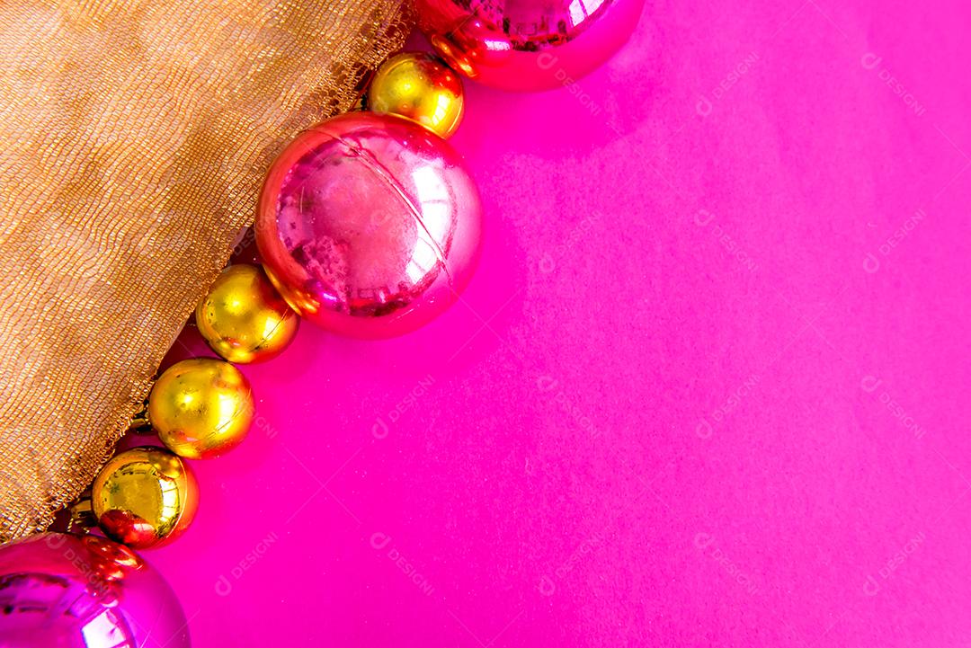 Bolas de natal e enfeites em um fundo rosa