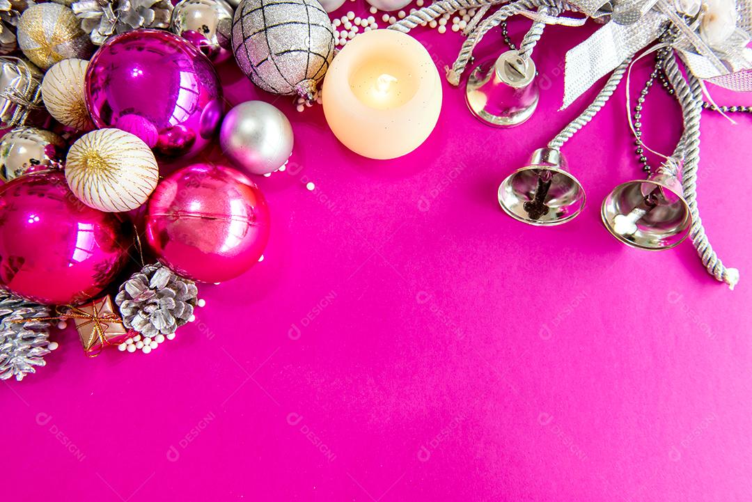 Bolas de natal e enfeites em um fundo rosa