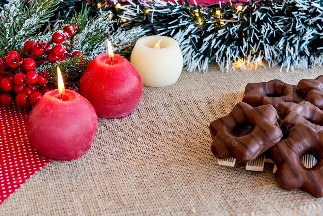 Biscoito de Natal ou pão de gengibre na mesa de Natal
