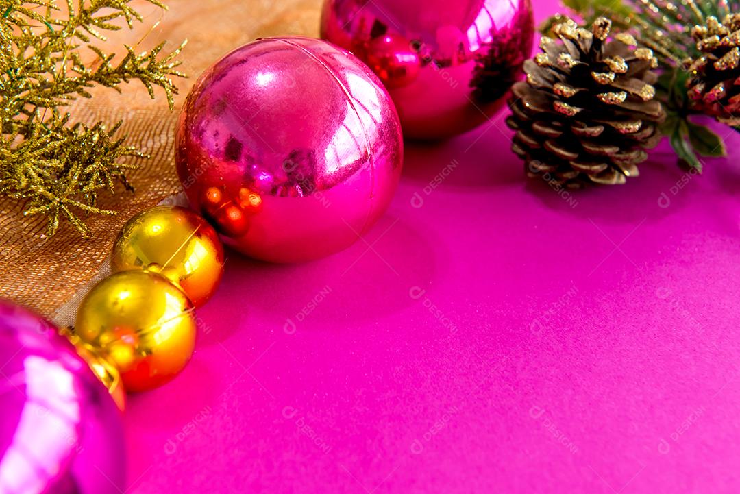 Bolas de natal e enfeites em um fundo rosa