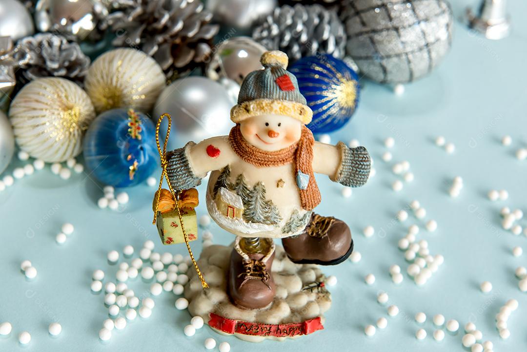 Bolas de natal e boneco de neve em fundo azul