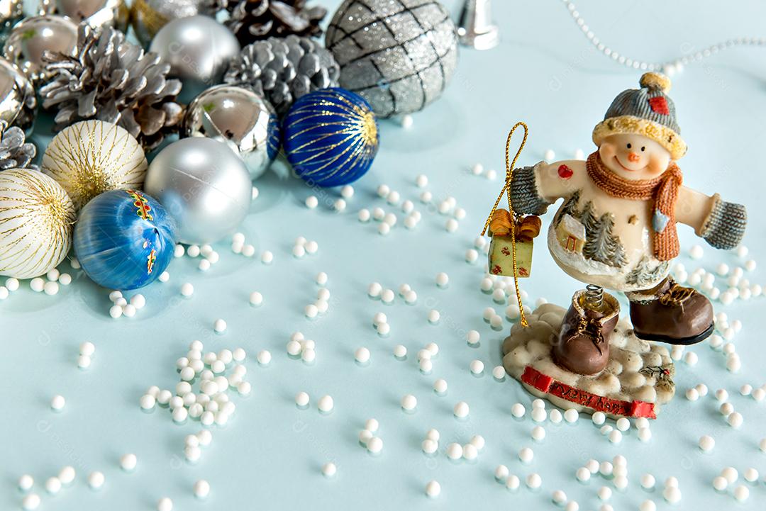 Bolas de natal e boneco de neve em fundo azul