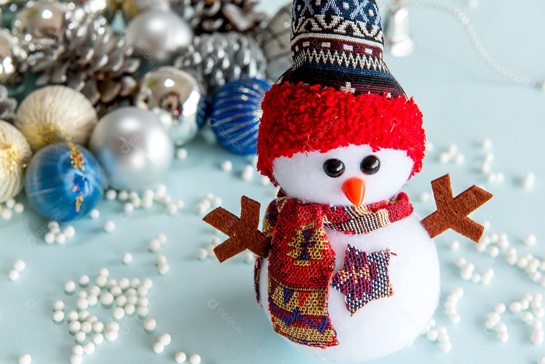 Bolas de natal e boneco de neve em fundo azul