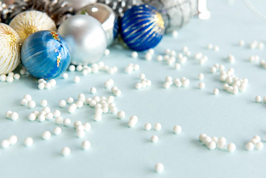 Bolas de natal e boneco de neve em fundo azul