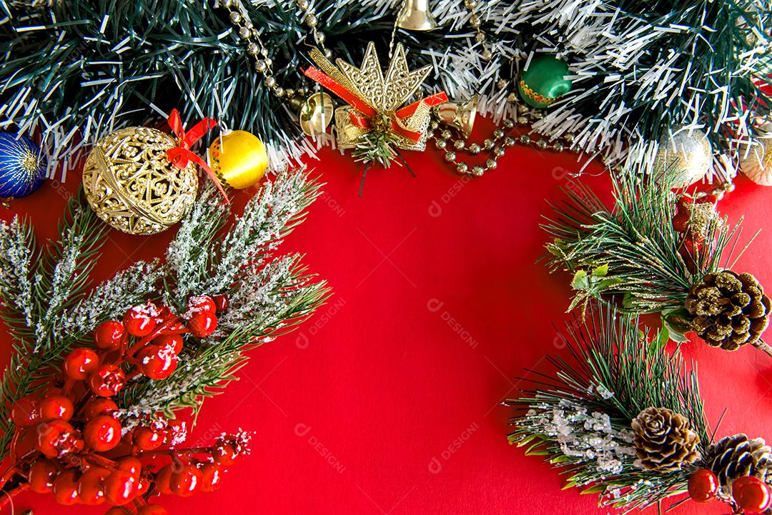 Figuras de Natal e decoração de Natal em fundo vermelho.