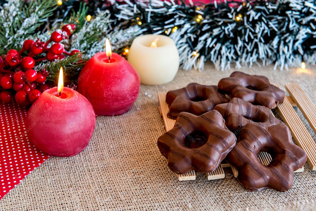 Biscoito de Natal ou pão de gengibre na mesa de Natal