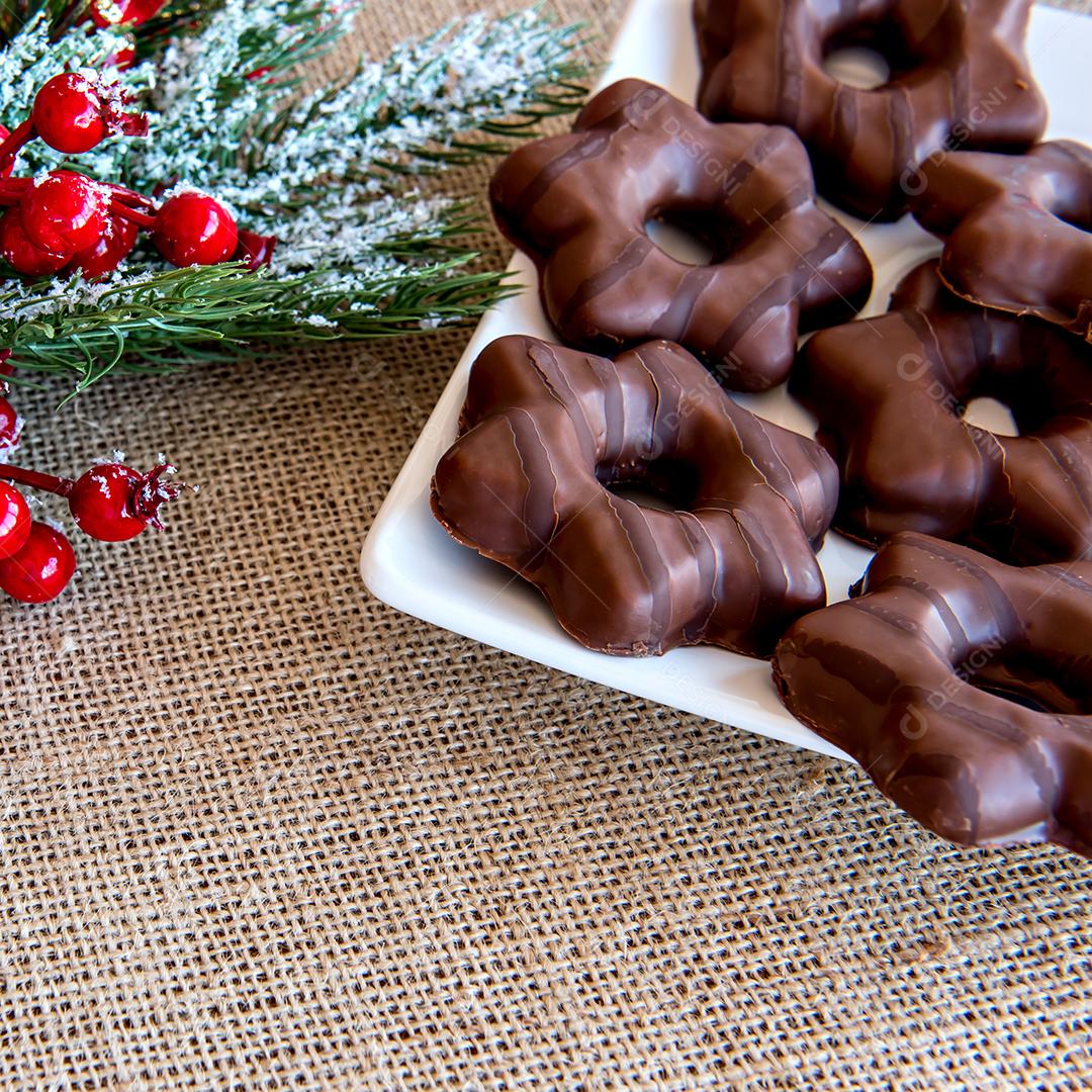 Biscoito de Natal ou pão de gengibre na mesa de Natal
