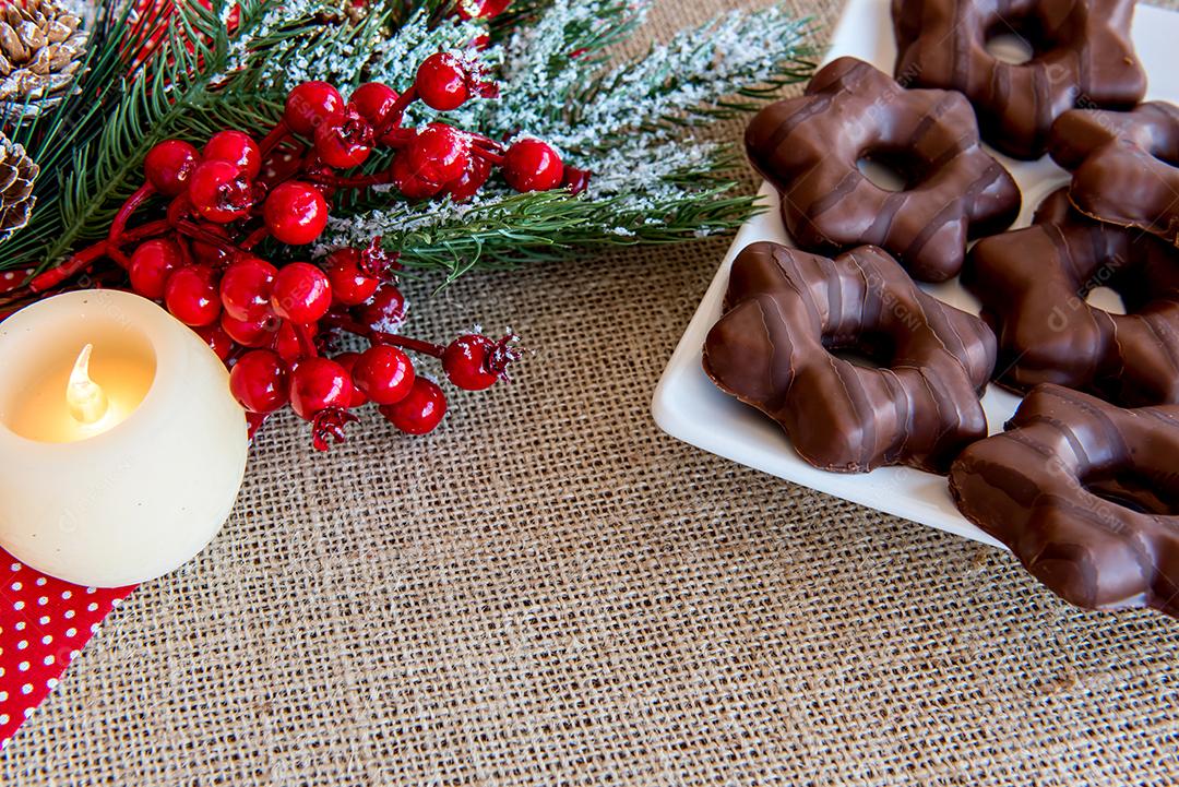 Biscoito de Natal ou pão de gengibre na mesa de Natal