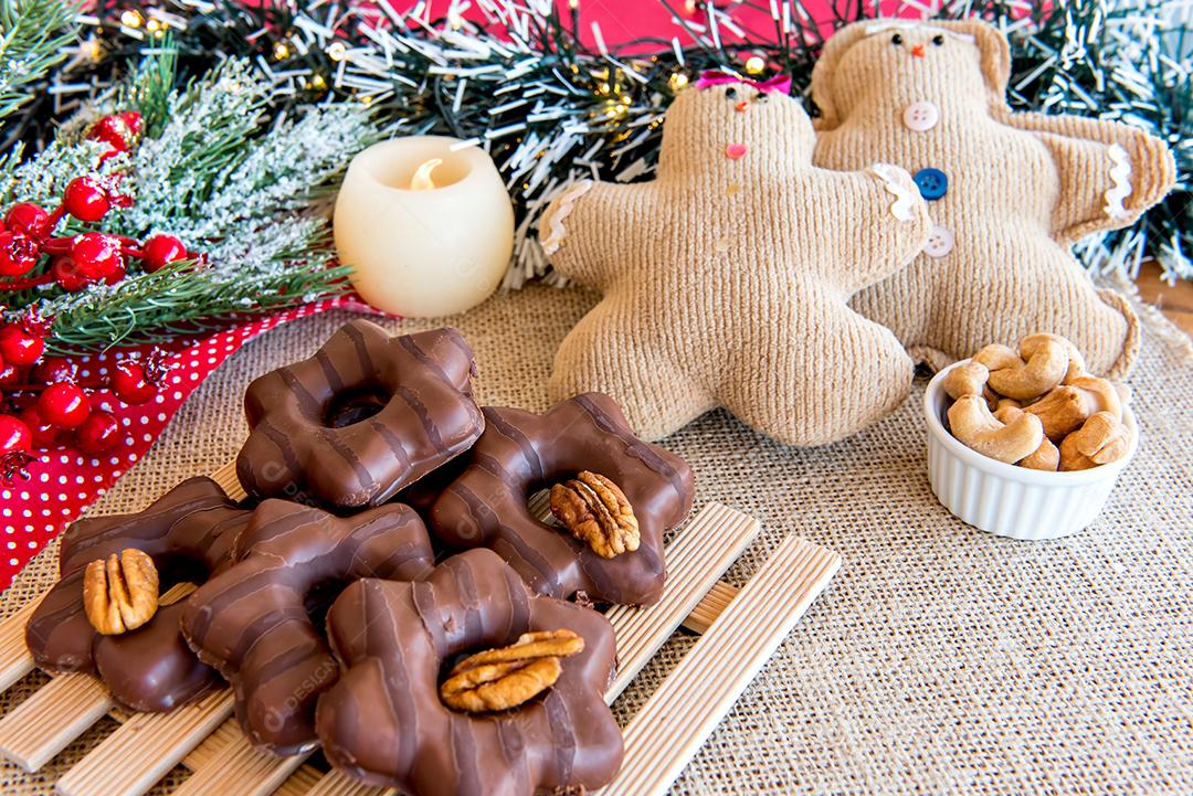 Biscoito de Natal ou pão de gengibre na mesa de Natal.