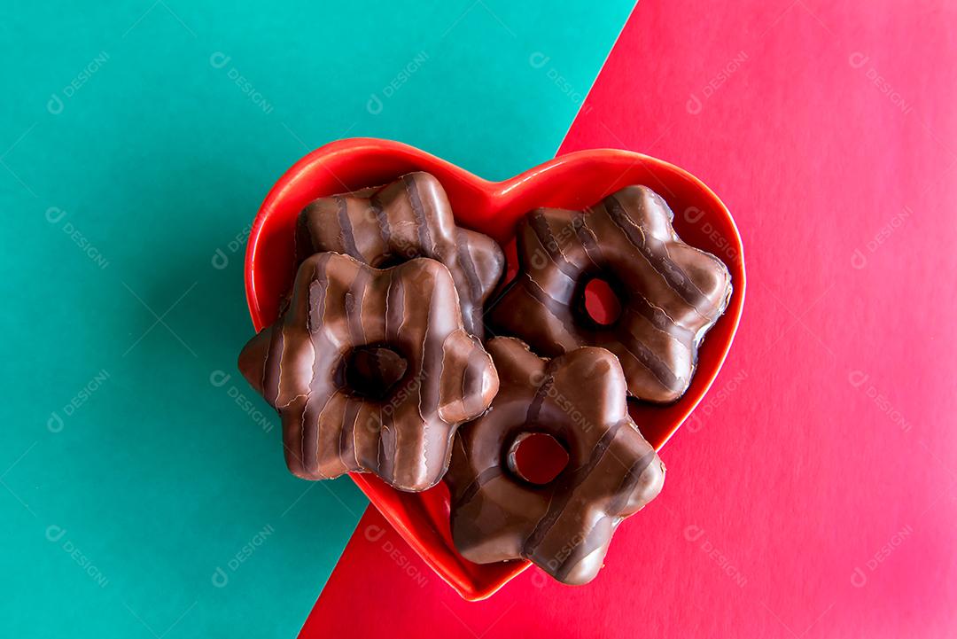 Biscoito de natal ou pão de gengibre em fundo vermelho e verde
