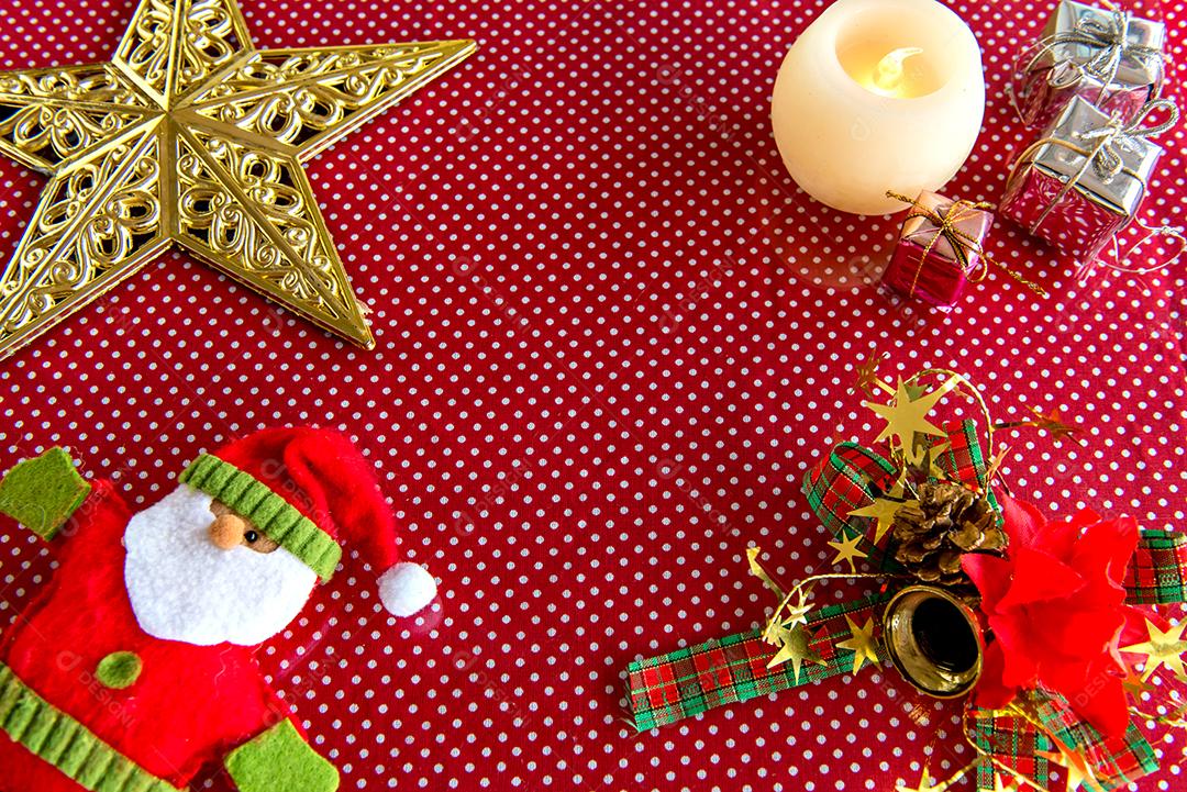 Figuras de Natal e decoração de Natal em fundo vermelho.